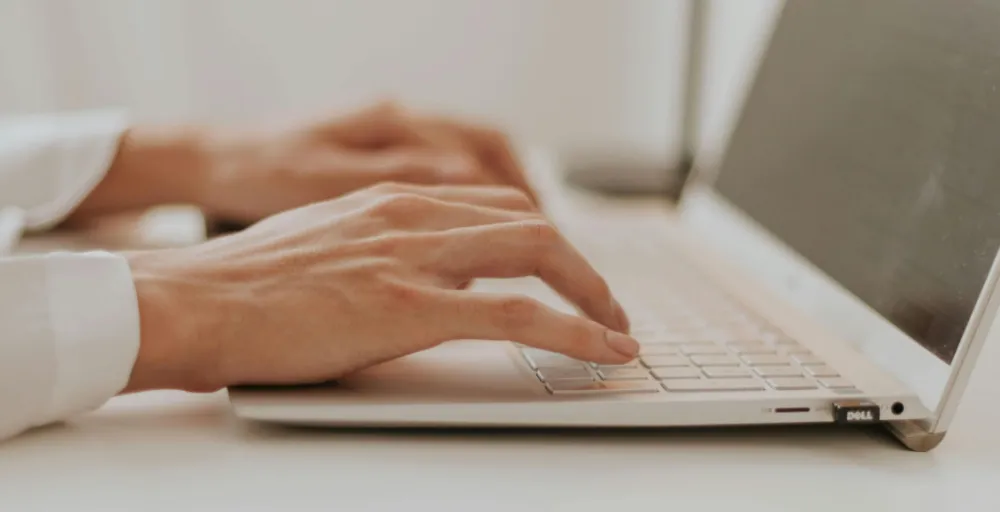 Attēlā var redzēt portatīvo datoru